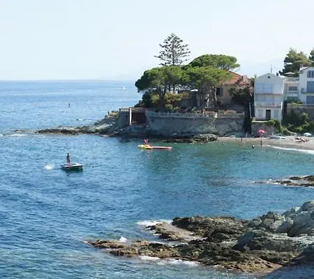 Cap Corse Dans Un Nid De Verdure *