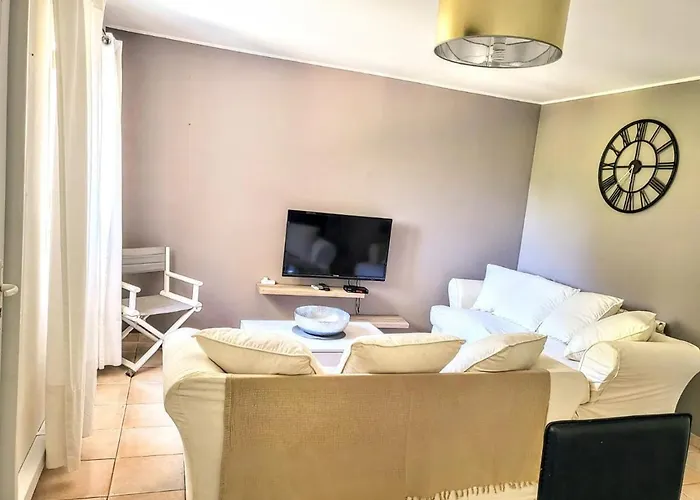 Cap Corse Dans Un Nid De Verdure *